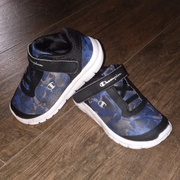 Champion black/blue size 6 boys toddler sneakers. - Picture 3 of 4